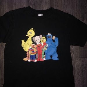 KAWS X UNIQLO GROUP TEE SIZE SMALL